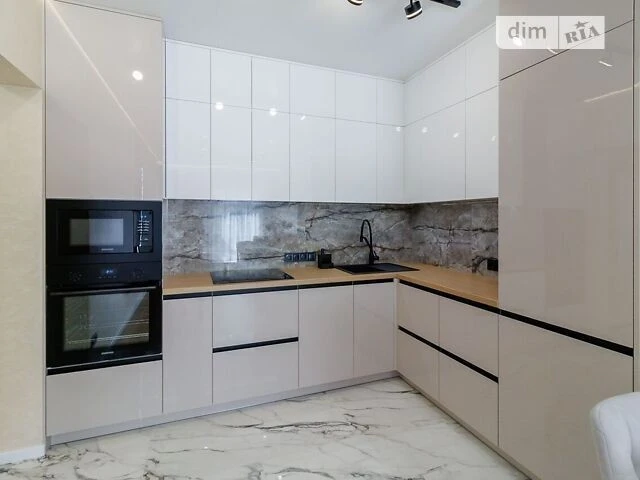 Продаж 2к квартири 61 кв. м на вул. Михайла Максимовича 24Г