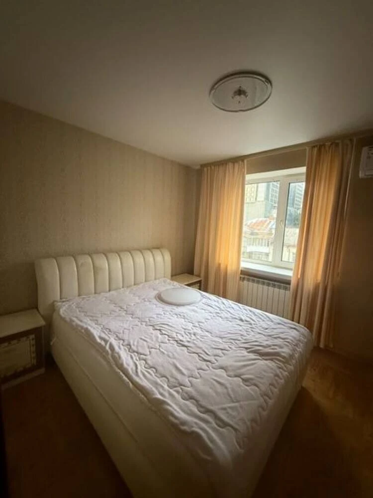 Продається простора 3-х кімнатна квартира в Голосіївському р
