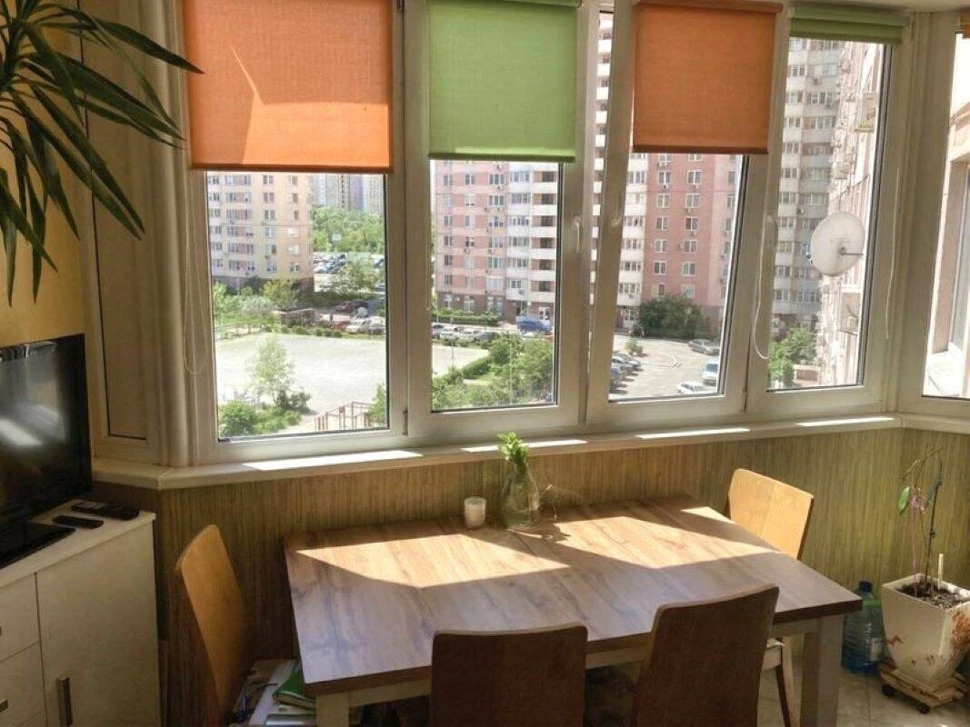 Продаж комплектованої 3-кімнатної квартири 94. 2 м на вул. О