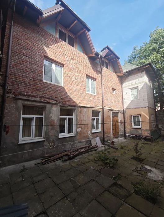 Продаж 6к квартири у Львові по вул Декарта