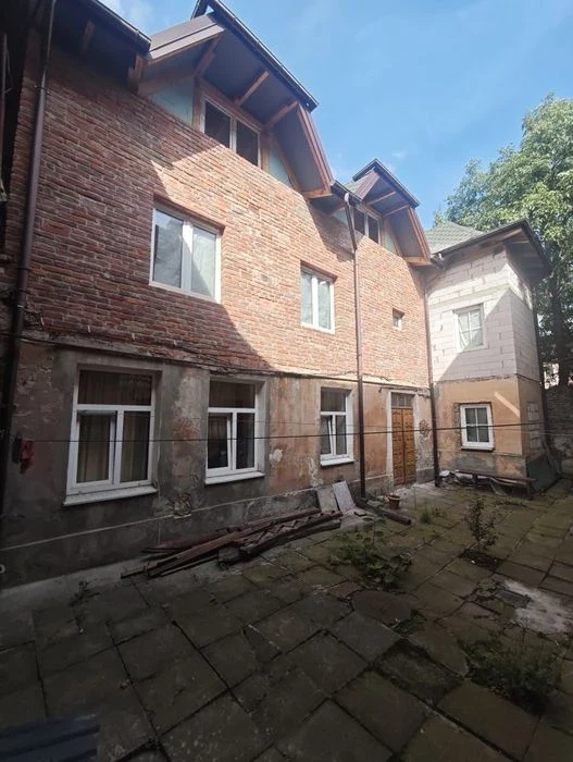 Продаж 6к квартири у Львові по вул Декарта