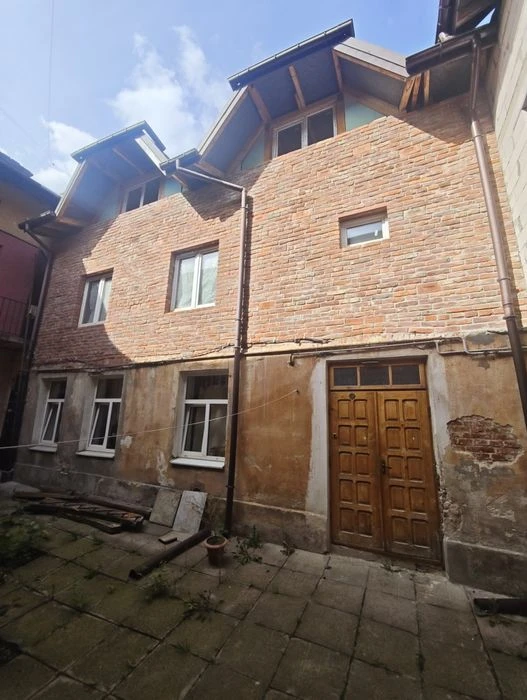 Продаж 6к квартири у Львові по вул Декарта