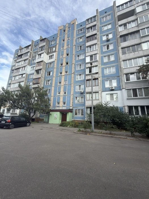 Продаю 1 кімнатну квартиру на Червоної калини!