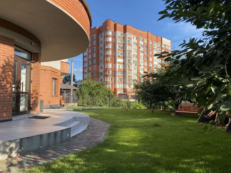 Продається квартира в ценрі міста .