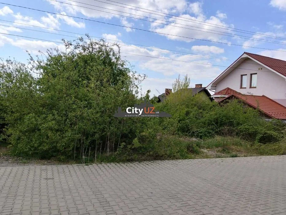 В Ужгороді продається земельна ділянка на Червениці