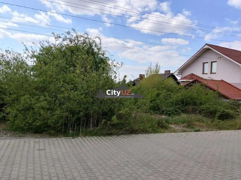 В Ужгороді продається земельна ділянка на Червениці
