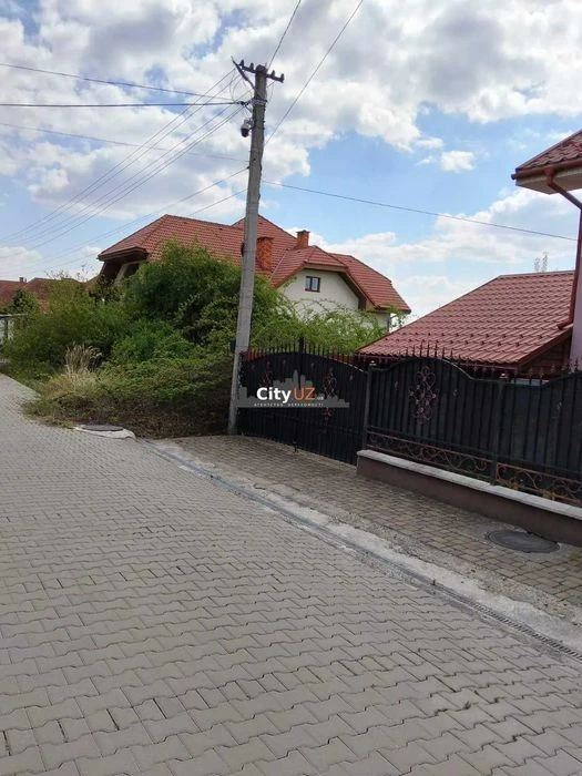 В Ужгороді продається земельна ділянка на Червениці