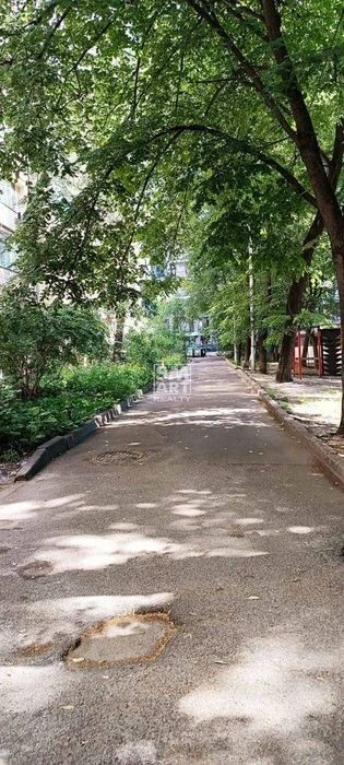 Без комісії! Продам 3-кімнатну біля метро "Палац Україна", в