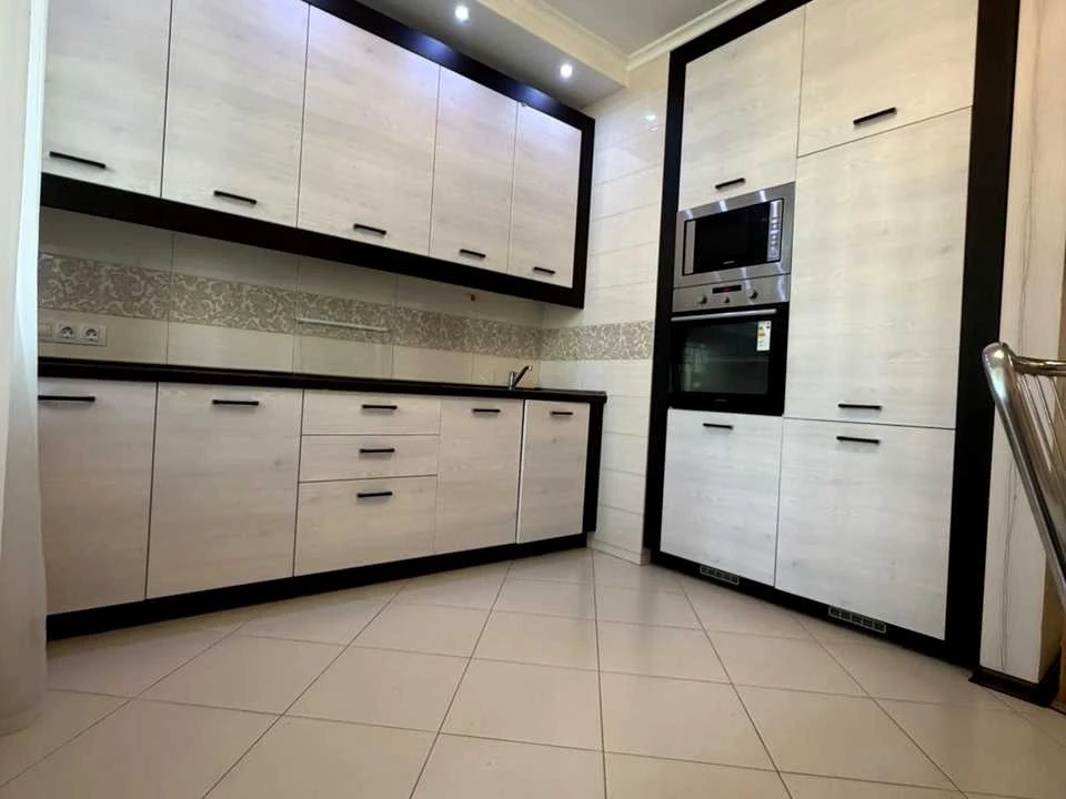Квартира. Київ, Анни Ахматової вул.