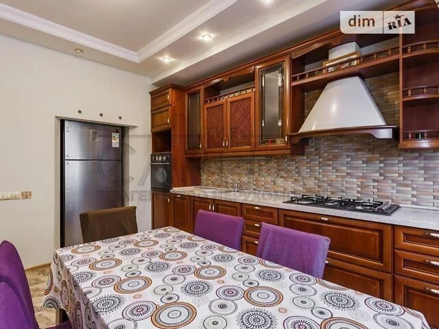 Sale of a 5-room apartment of 175 sq. m. on Oleksandra Konyskyi St. 7