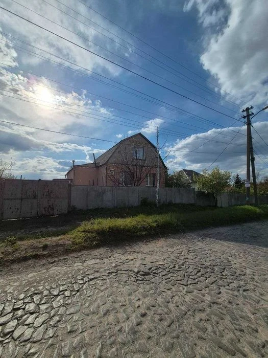 Продам 2 поверховий будинок у Чечелівському районі.