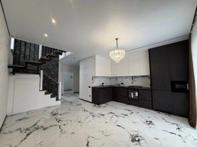 Duplex with renovation! Large plot, close to EVERYTHING! Metro, Epicenter