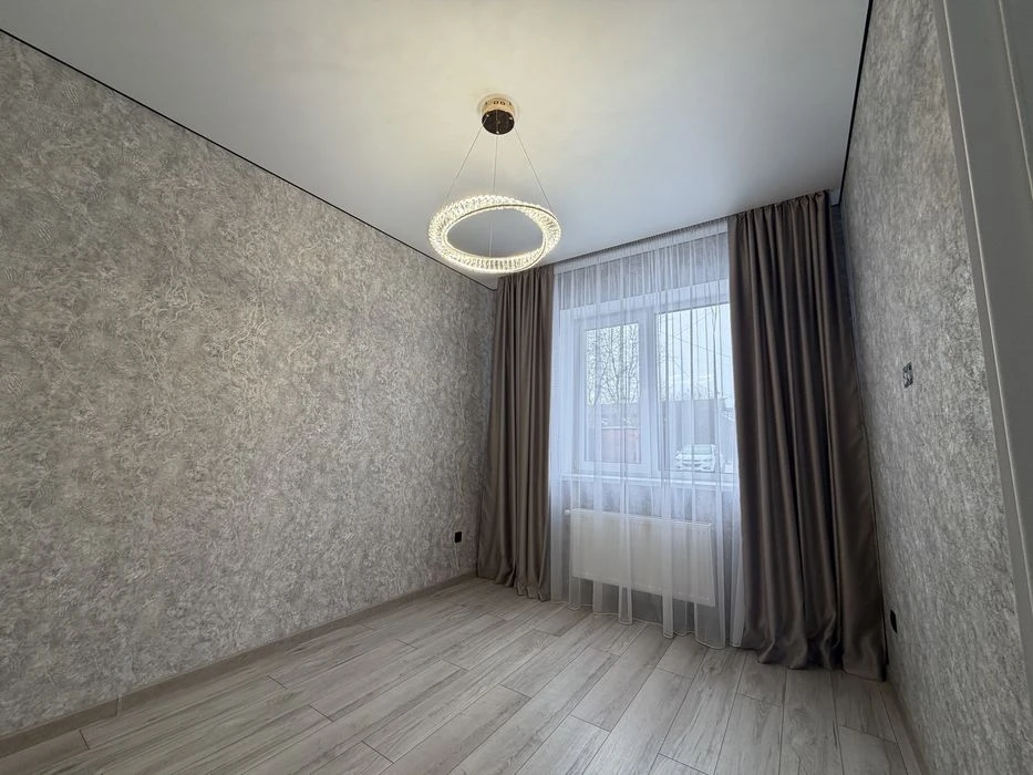 Duplex with renovation! Large plot, close to EVERYTHING! Metro, Epicenter