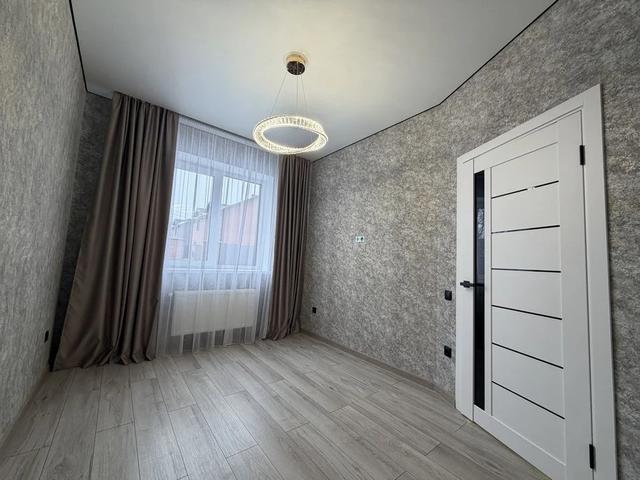 Duplex with renovation! Large plot, close to EVERYTHING! Metro, Epicenter