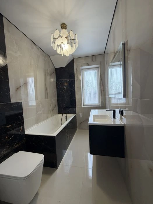Duplex with renovation! Large plot, close to EVERYTHING! Metro, Epicenter