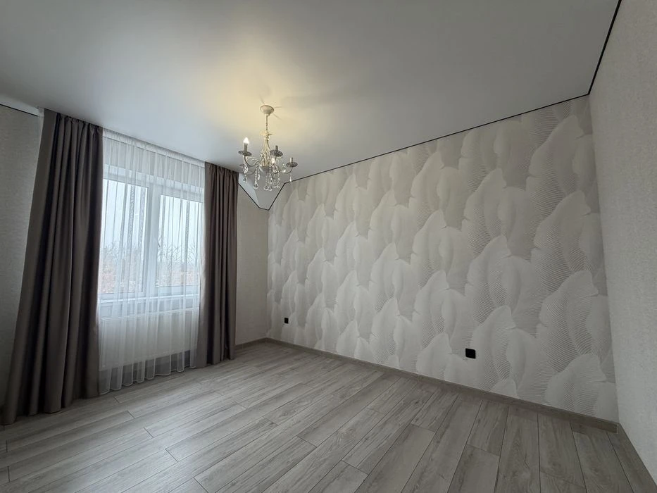 Duplex with renovation! Large plot, close to EVERYTHING! Metro, Epicenter