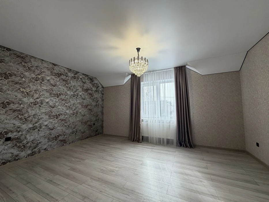 Duplex with renovation! Large plot, close to EVERYTHING! Metro, Epicenter