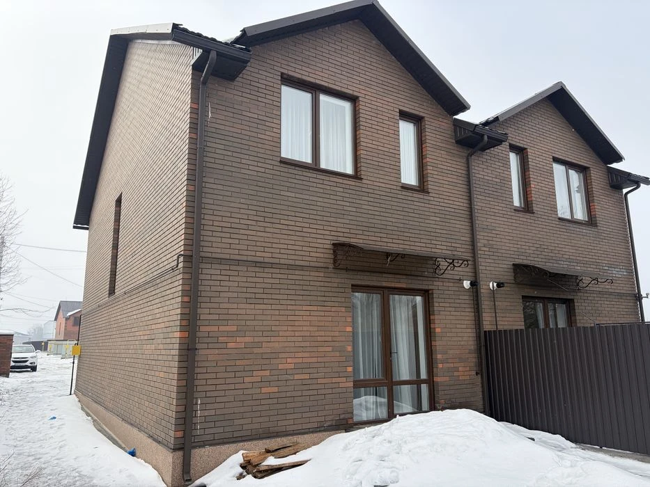 Duplex with renovation! Large plot, close to EVERYTHING! Metro, Epicenter