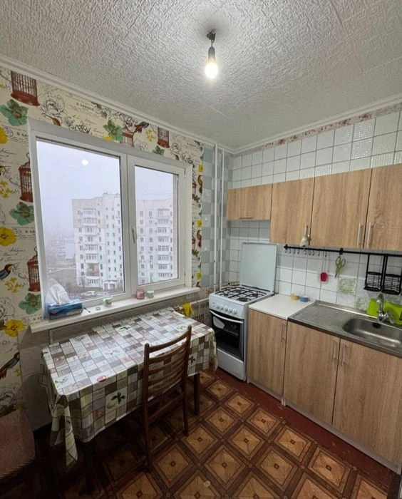 Продаж 4 кімнатної квартири. Газ. Метро Перемога. Торг. Серт