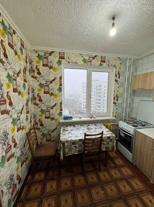 Продаж 4 кімнатної квартири. Газ. Метро Перемога. Торг. Серт