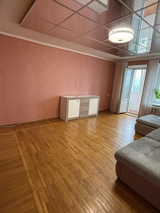 Продам 4-х кімнатну квартиру.