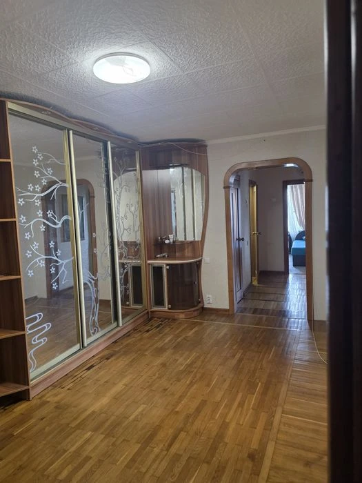 Продам 4-х кімнатну квартиру.