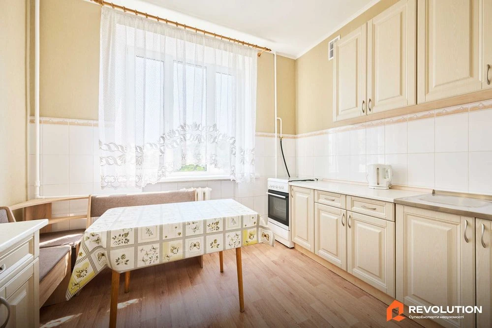 Без комісії. Продаж 2к квартири 57м2, вул. Новодарницька 13
