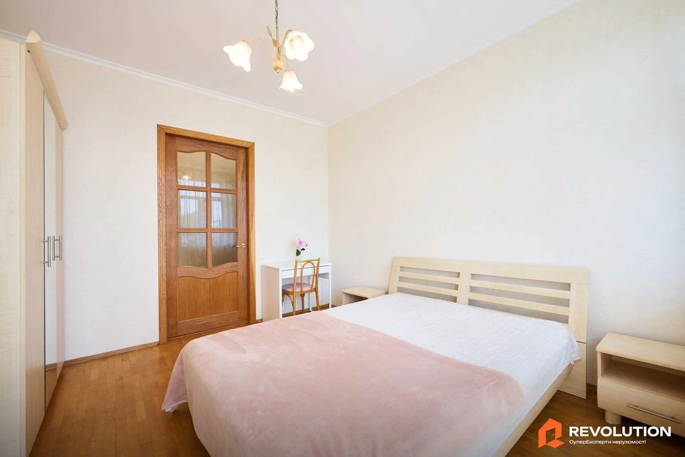 Без комісії. Продаж 2к квартири 57м2, вул. Новодарницька 13