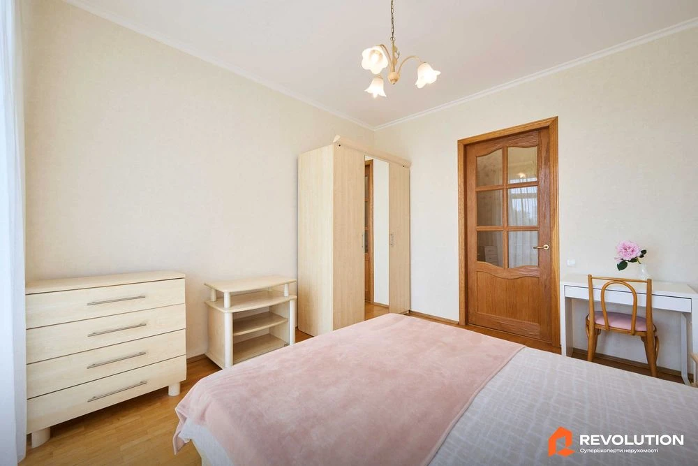 Без комісії. Продаж 2к квартири 57м2, вул. Новодарницька 13