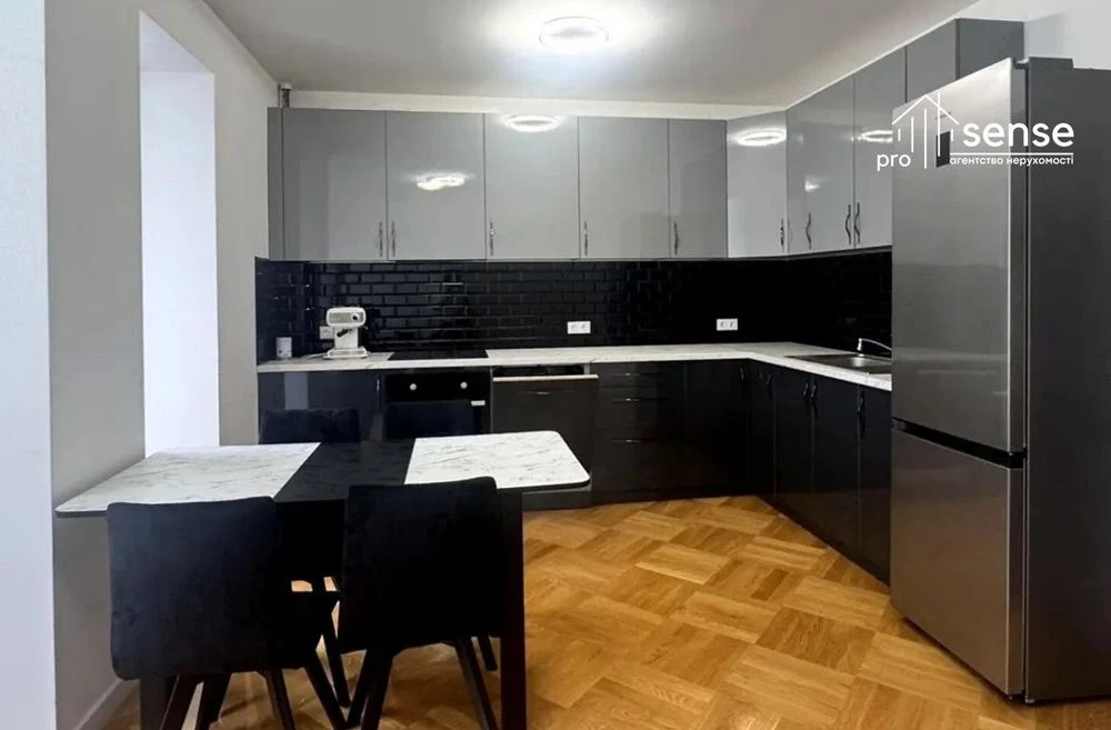 Продаж 2к квартири 72 кв. м  на вул. Івасюка ,м-Каскад