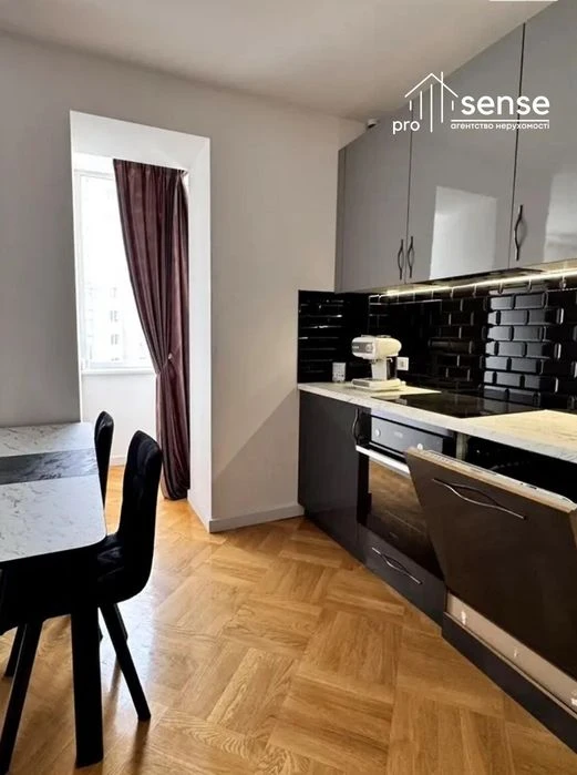 Продаж 2к квартири 72 кв. м  на вул. Івасюка ,м-Каскад