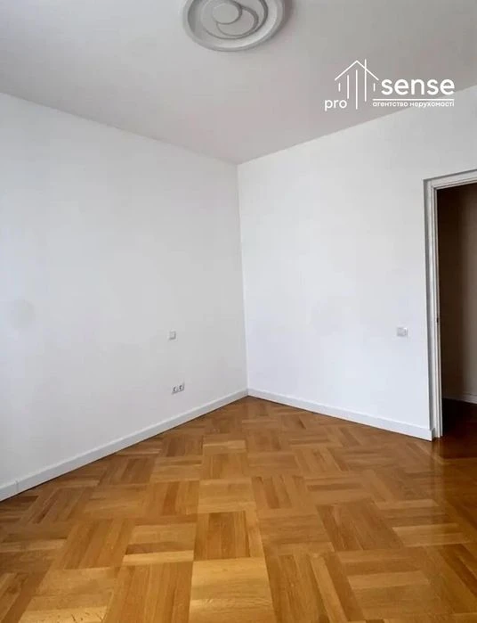 Продаж 2к квартири 72 кв. м  на вул. Івасюка ,м-Каскад