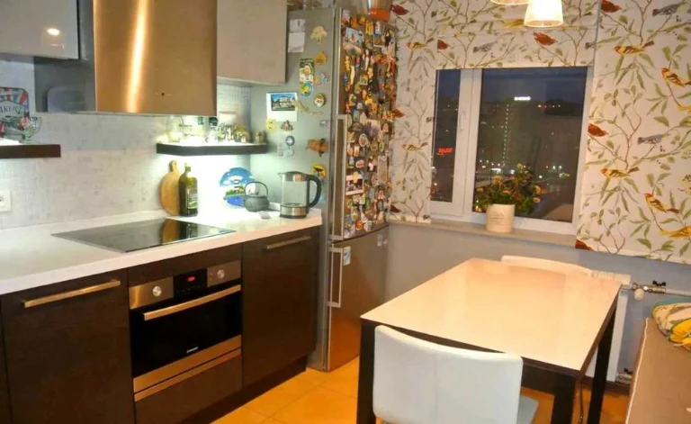 Selling a real two-room apartment on Valentinovskaya Street. Gas available!