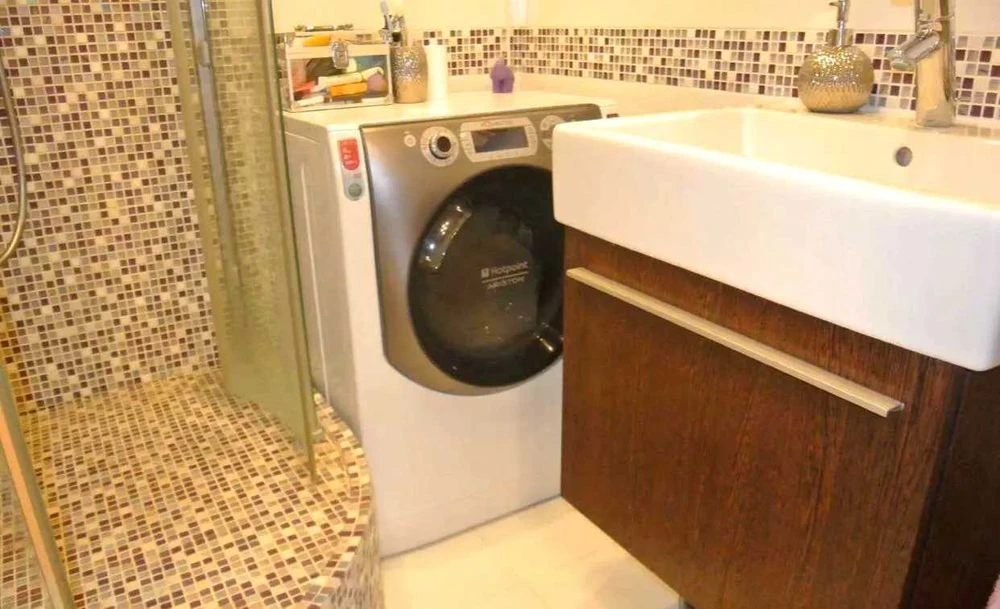 Selling a real two-room apartment on Valentinovskaya Street. Gas available!