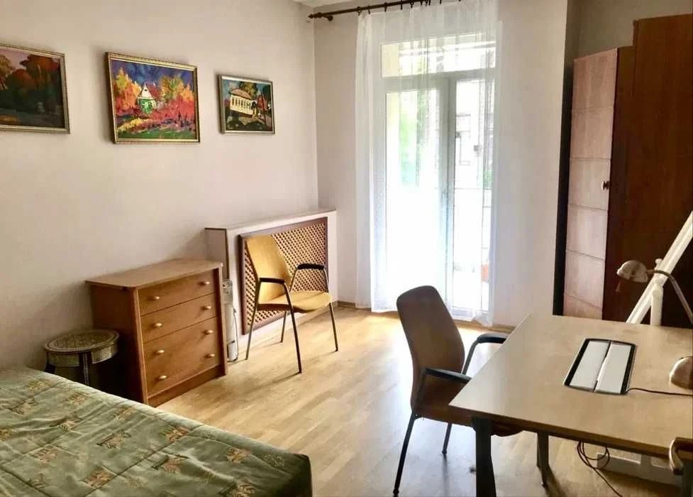 110m2 4 rooms Elite Stalinka University Maidan Constitution
