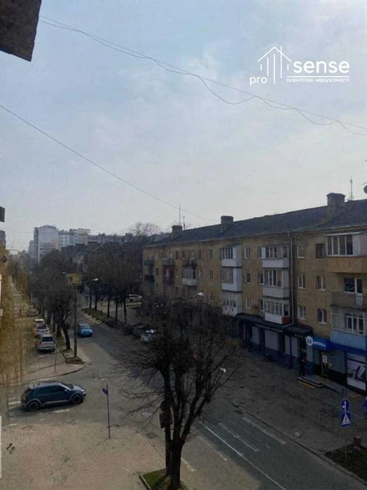 Простора 4-кімнатна квартира в самому центрі