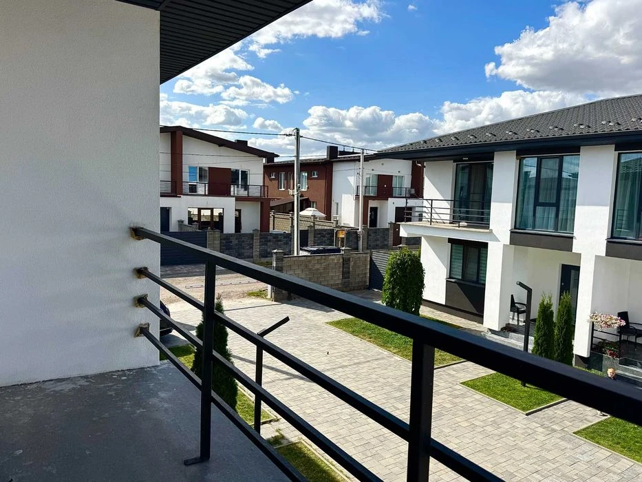 Продам сучасний двоян у масиві Макарова. Закрита територія.