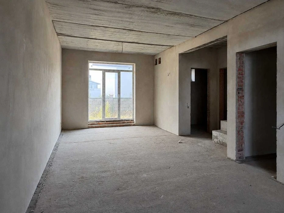 Продам сучасний двоян у масиві Макарова. Закрита територія.