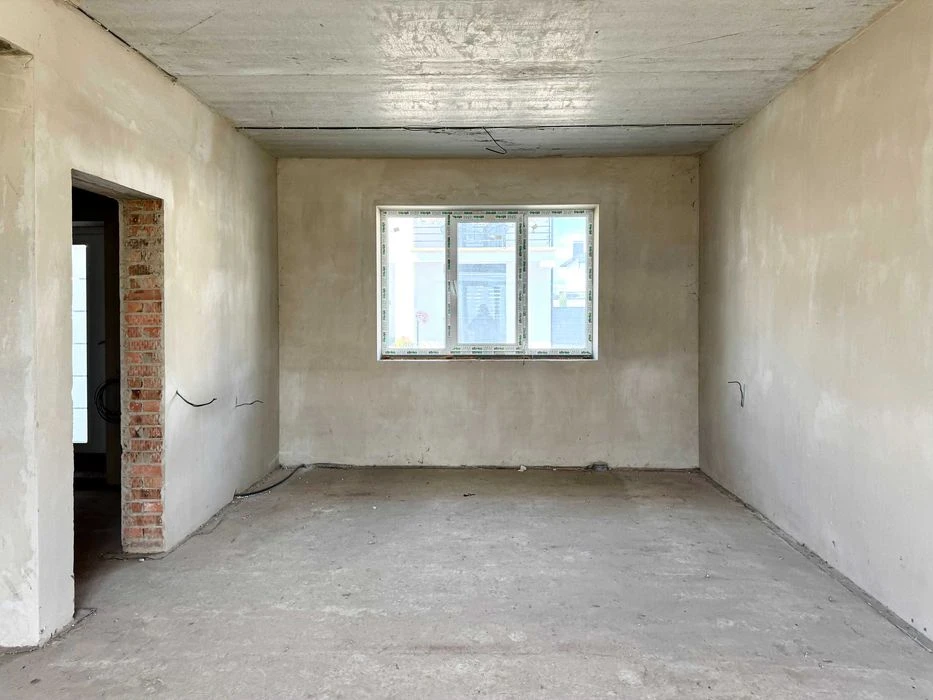 Продам сучасний двоян у масиві Макарова. Закрита територія.