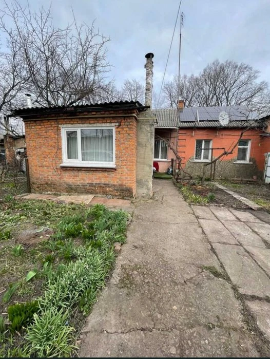 Продається частина цегляного будинку, по документах 2 кімнат