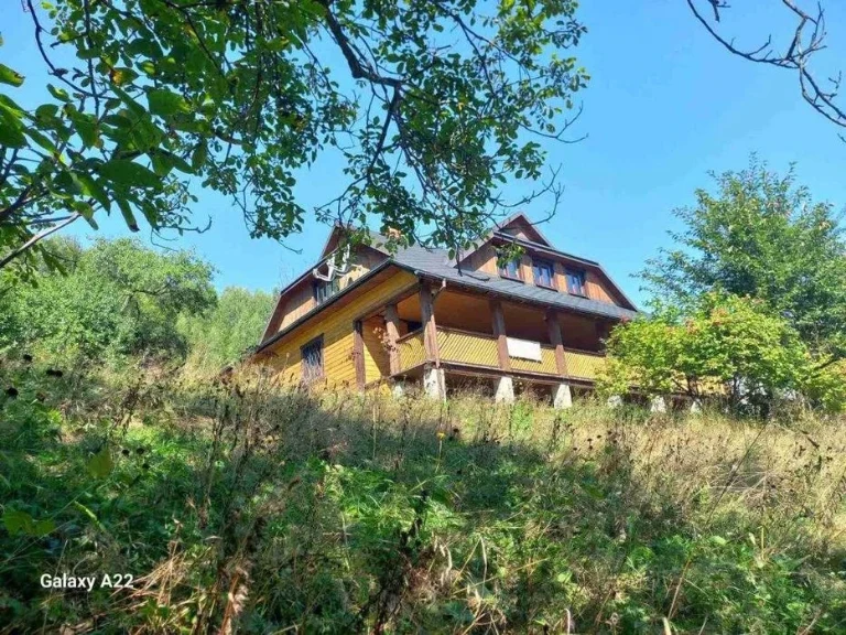 Пропонуємо до продажу будинок у мальовничій локації серед гі