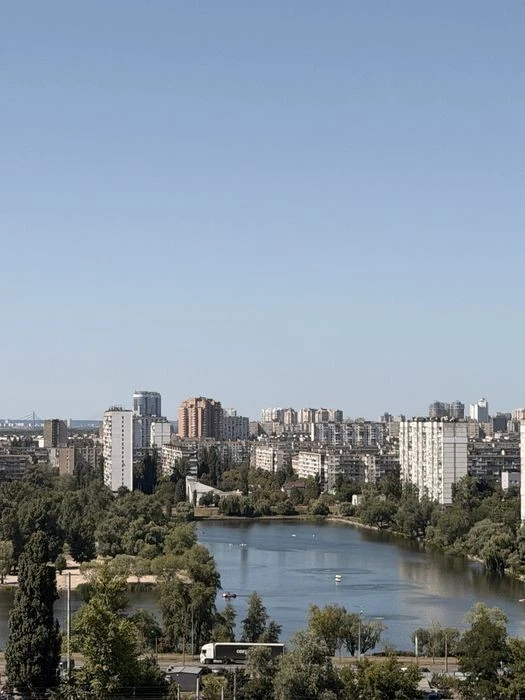 Продаж видової 3-кімнатної квартири з дизайнерським ремонтом
