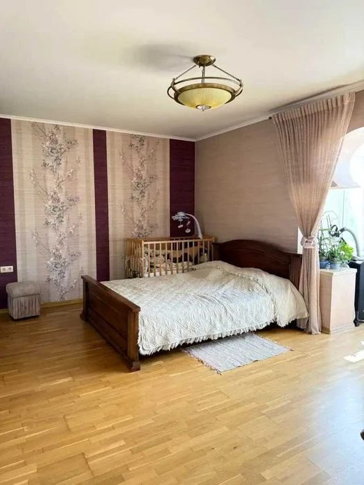 Велика 1 кімнатна квартира в центрі міста