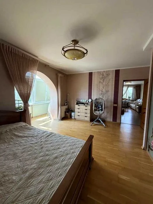Велика 1 кімнатна квартира в центрі міста