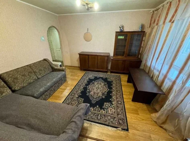 I will sell a cozy 3-room apartment of Mikhail Hrushevsky Karl Lybkn