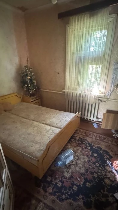 Добротний будинок, рівна ділянка