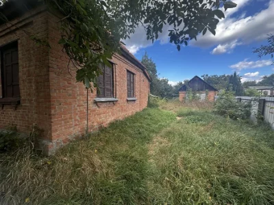 Добротний будинок, рівна ділянка