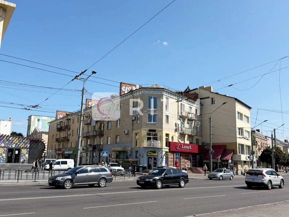 Продається 1-кімнатна квартира у центрі Луцька