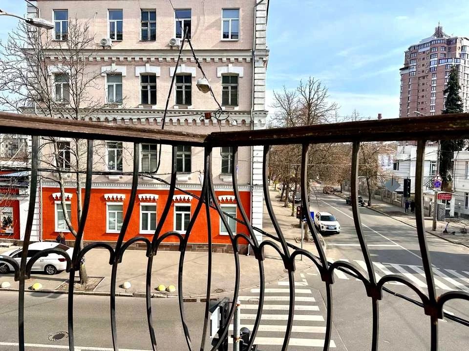 Квартира. Київ, Інститутська вул.
