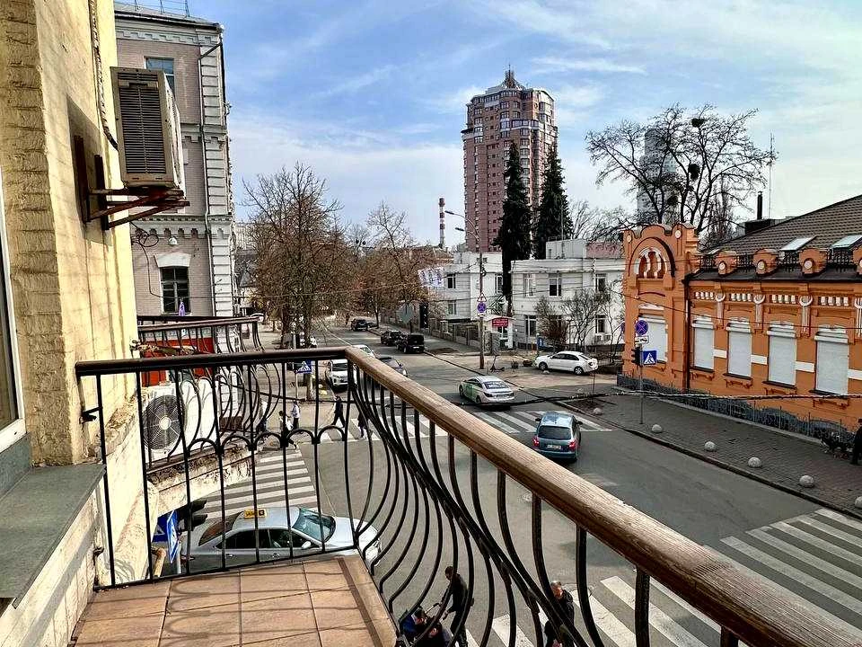 Квартира. Київ, Інститутська вул.